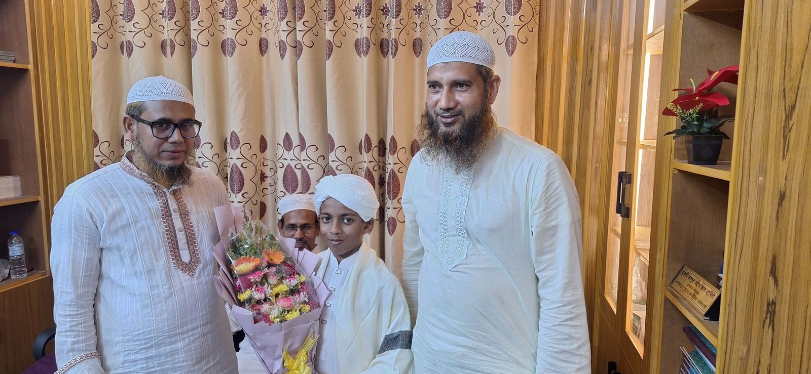 কুরআনের হাফেজ হয়ে মাথায় পাগড়ি